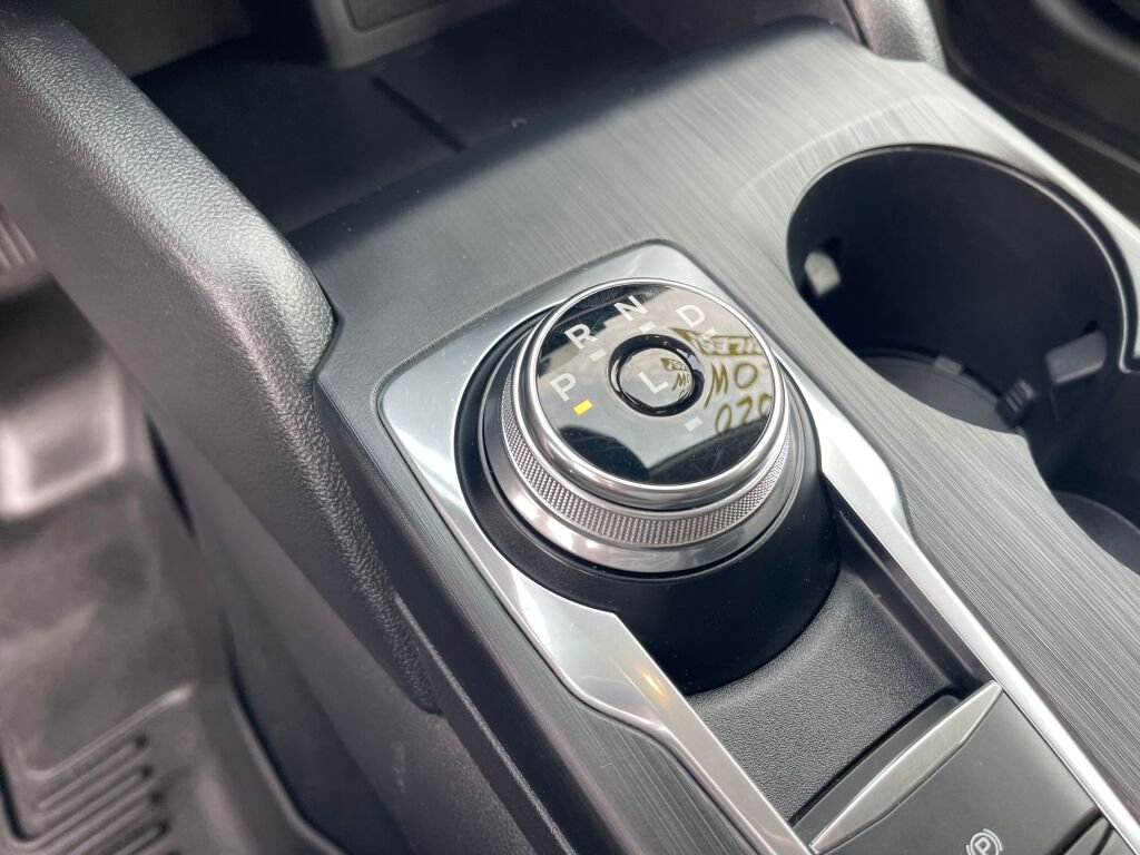 Used 2020 Oxford White Ford SE image 13