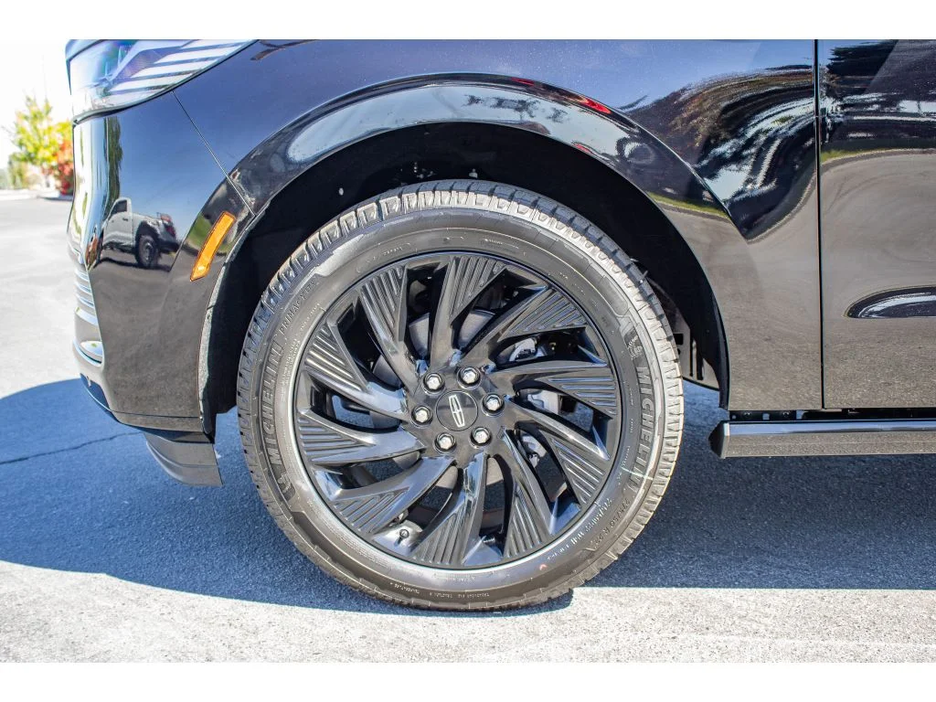 New 2026 Infinite Black Metallic Clearcoat Lincoln Reserve image 5
