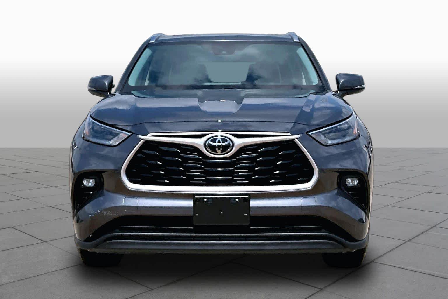 Used 2021 Magnetic Gray Metallic Toyota XLE image 4