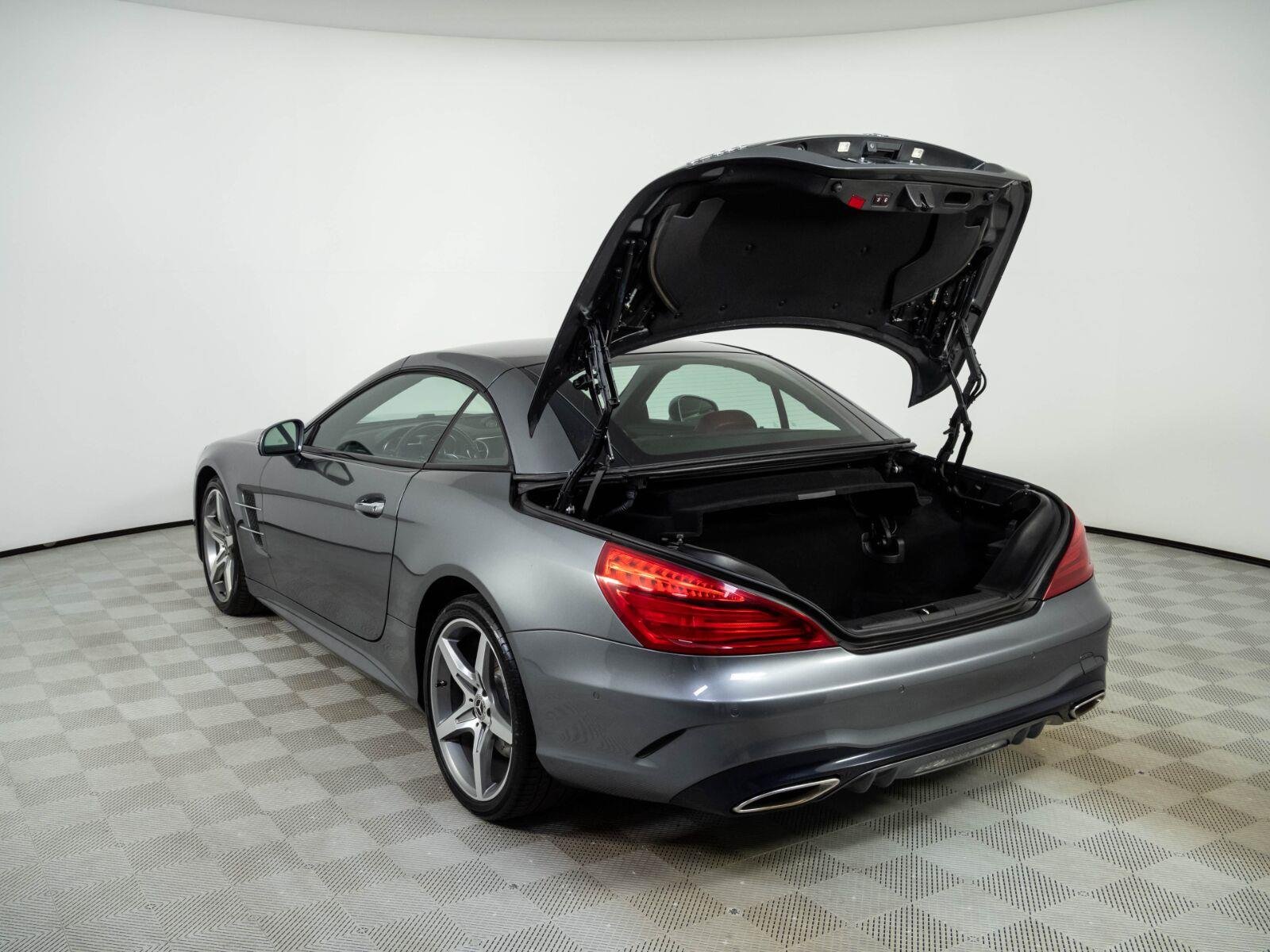 Used 2018 Selenite Grey Metallic Mercedes-Benz SL 550 image 28