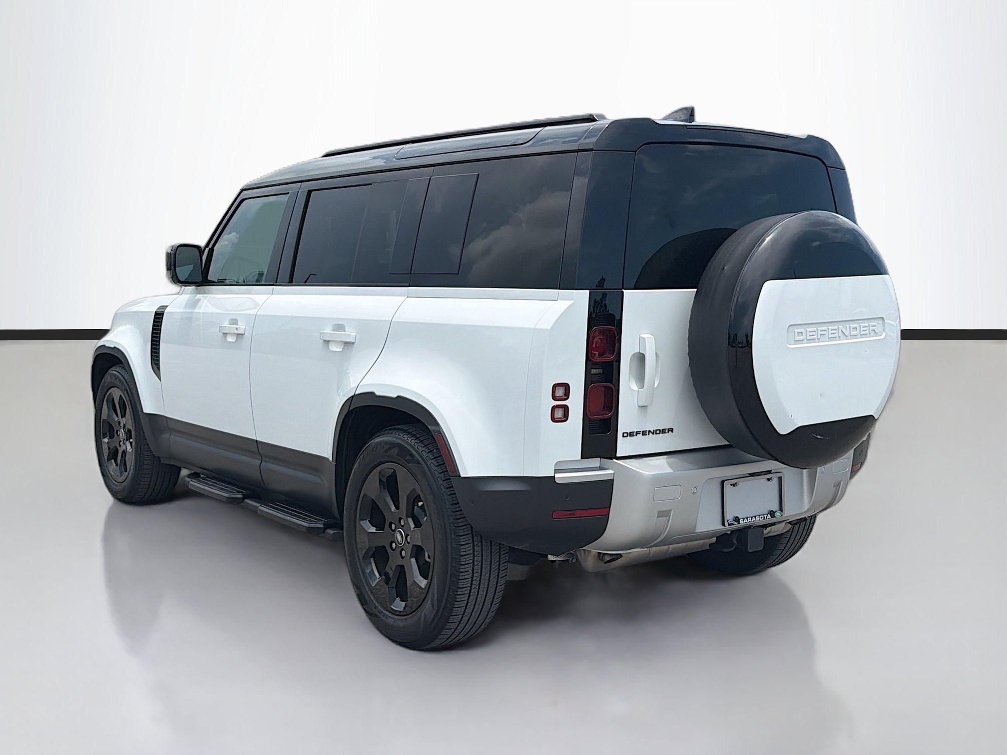 Certified Used 2025 Fuji White Land Rover S image 3