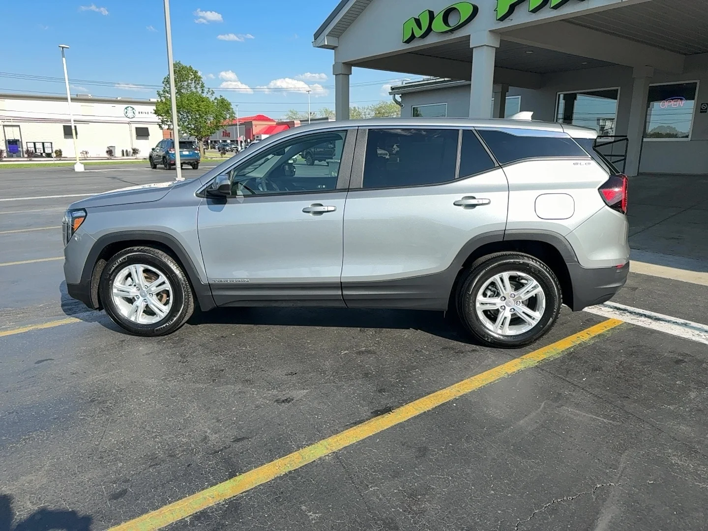 Used 2024 Sterling Metallic GMC SLE image 3