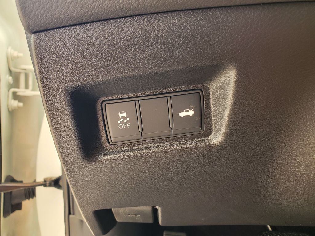Used 2023 White INFINITI LUXE image 21