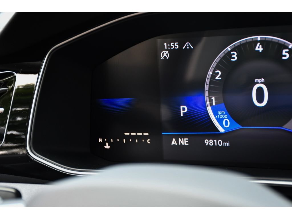 Used 2025 Opal White Pearl Volkswagen SE image 19