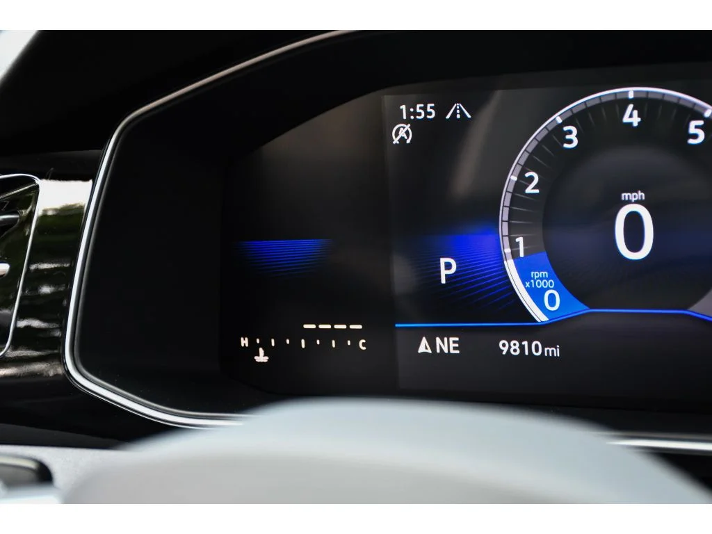 Used 2025 Opal White Pearl Volkswagen SE image 19