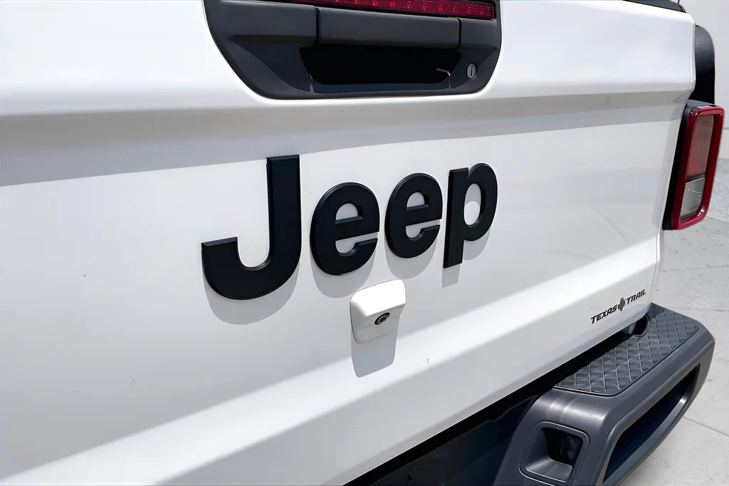 Used 2023 White Jeep Texas Trail image 27