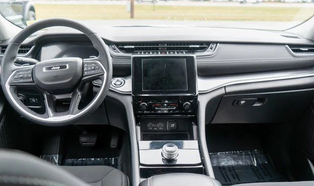 Used 2023 White Jeep Laredo image 11