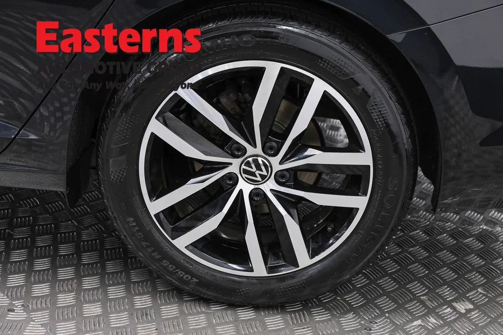 Used 2025 Black Volkswagen 1.5T SE image 32