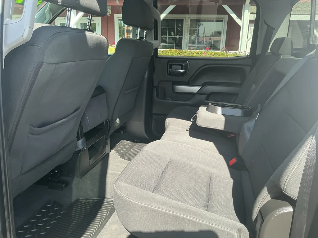 Used 2018 Silver Ice Metallic Chevrolet LT image 18