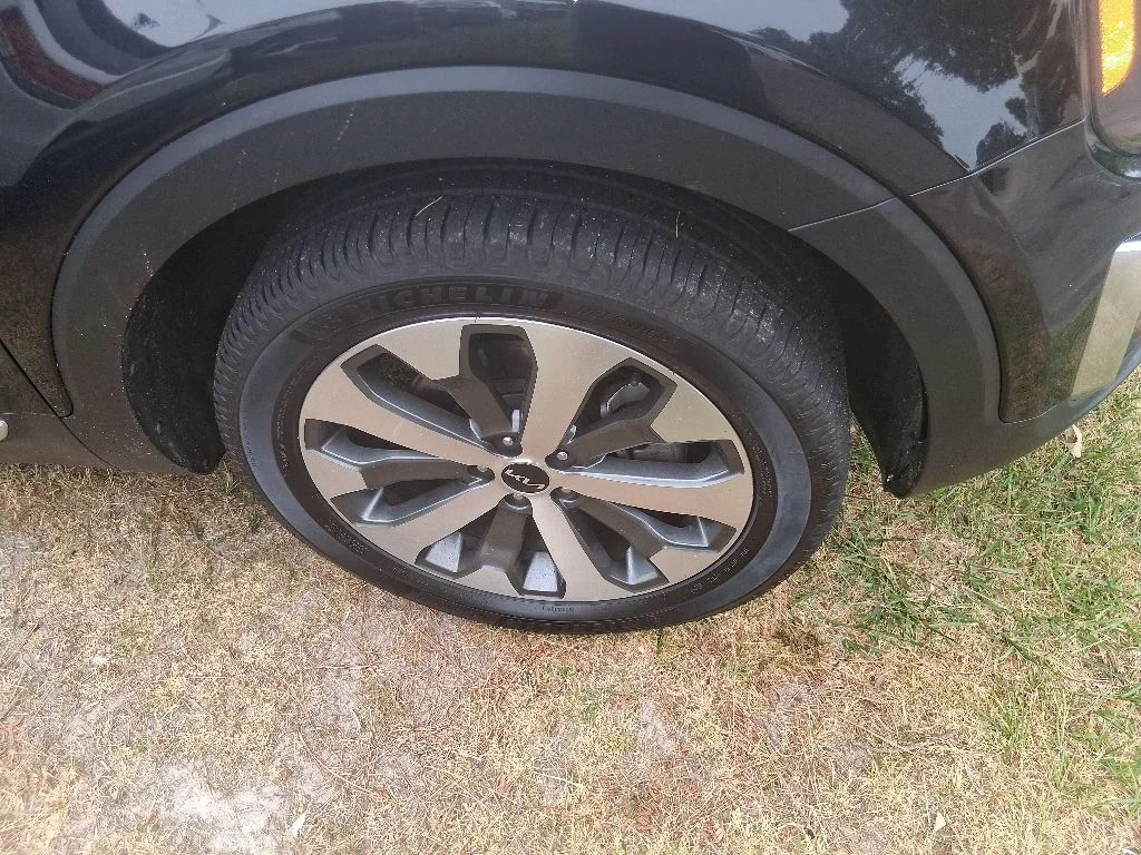 Used 2022 Black Kia EX image 5