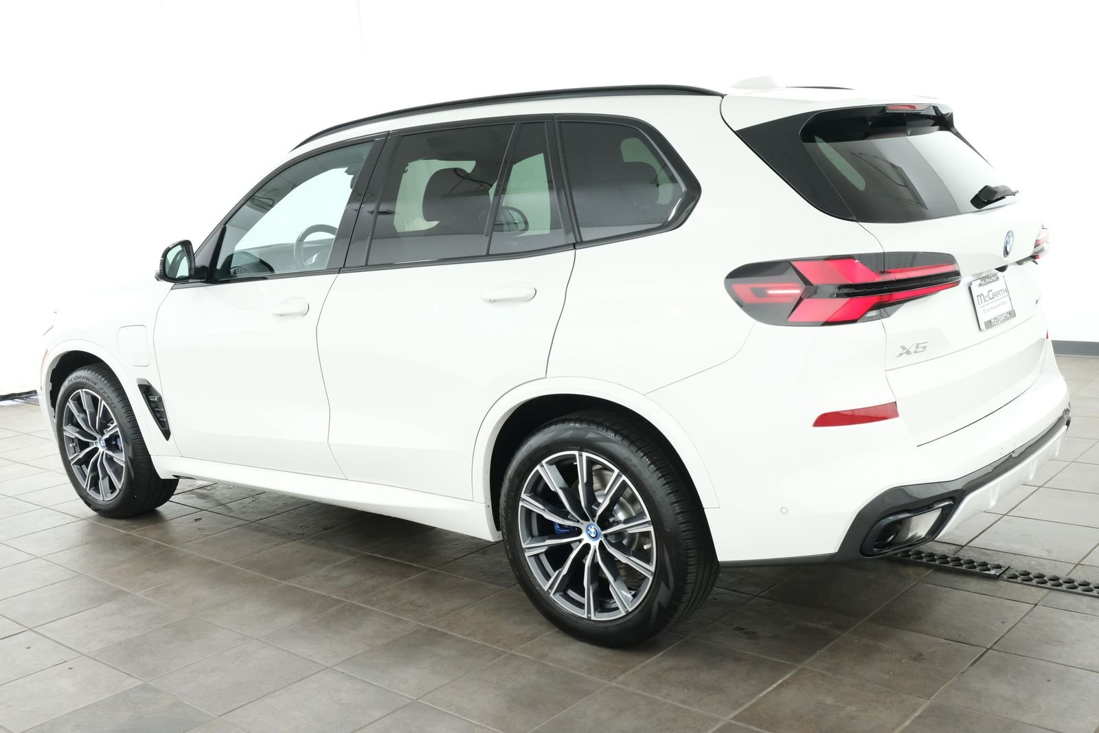 Used 2024 Alpine White BMW xDrive50e image 3