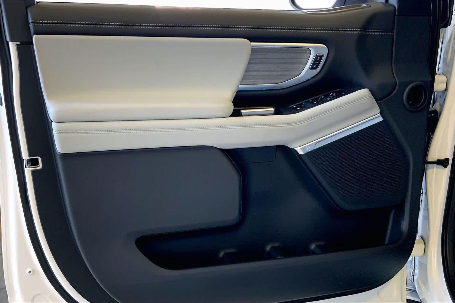 New 2027 Star White Metallic Tri-Coat Ford MAX Platinum image 7