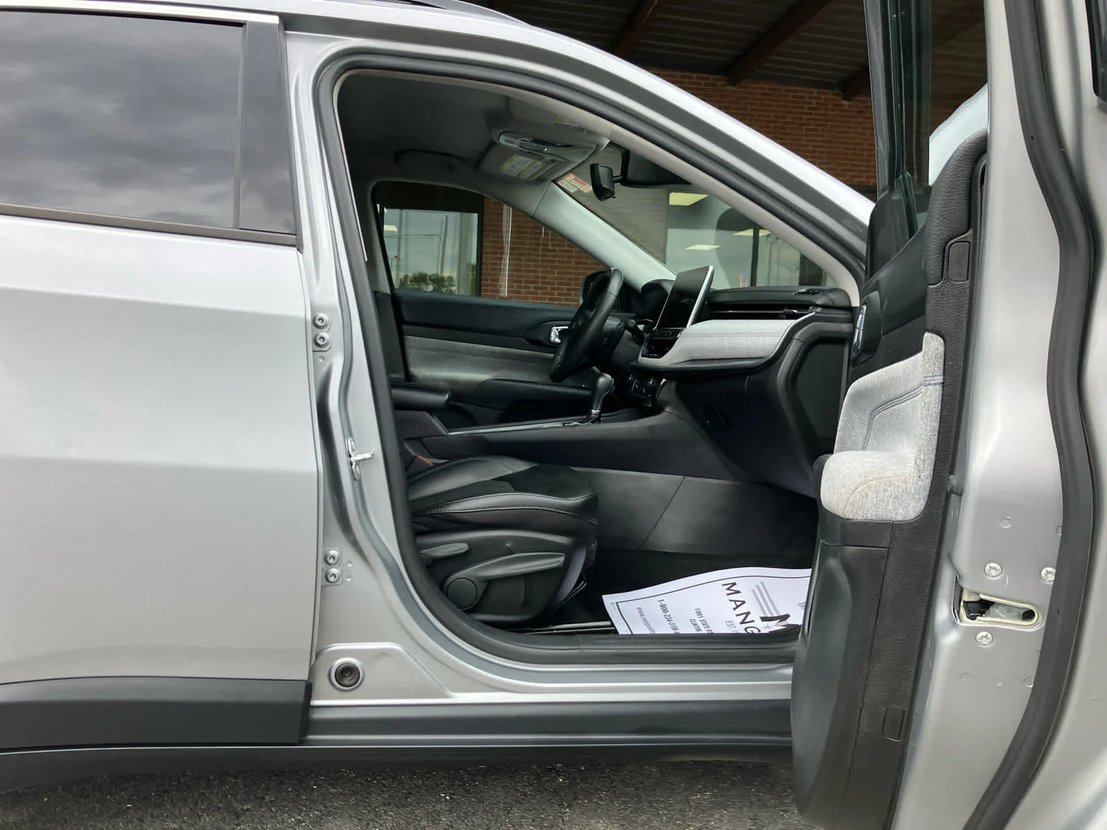 Used 2022 Billet Silver Clearcoat Metallic Jeep Latitude image 21