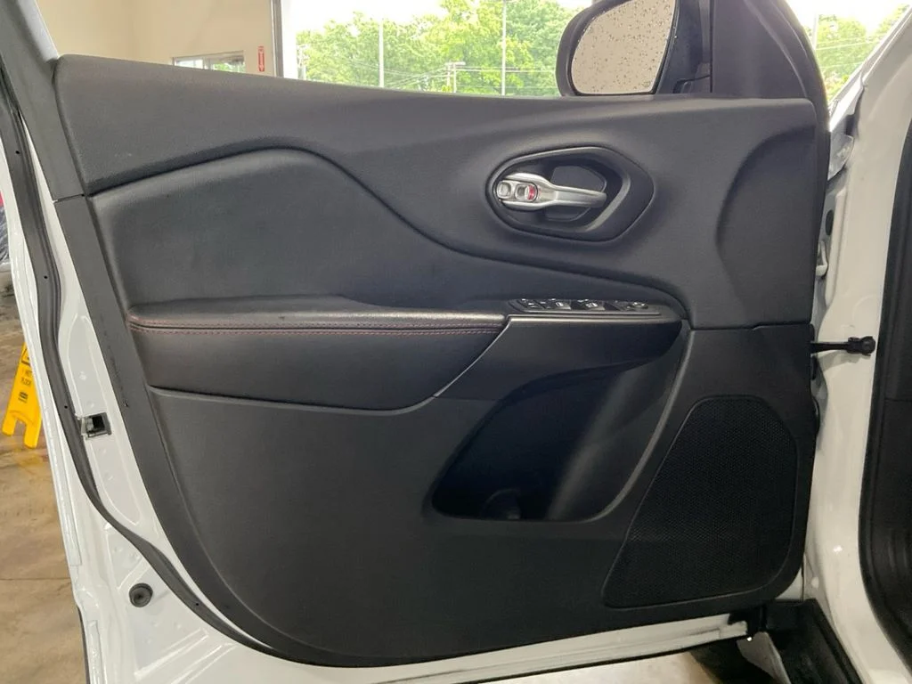 Used 2019 White Jeep Trailhawk image 31