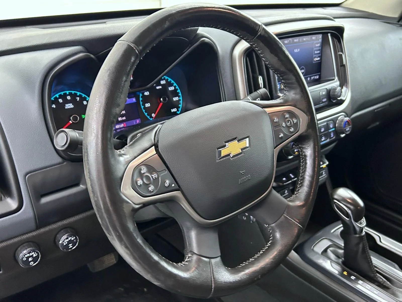Used 2022 White Chevrolet Z71 image 11