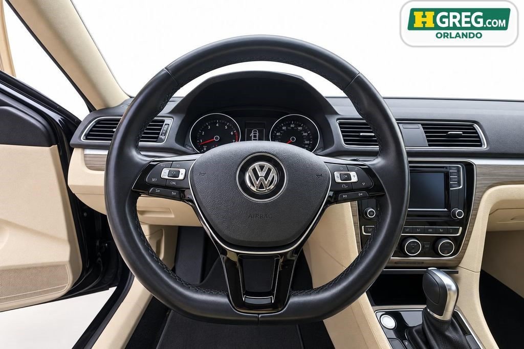 Used 2018 Deep Black Pearl Metallic Volkswagen 2.0T SE image 10