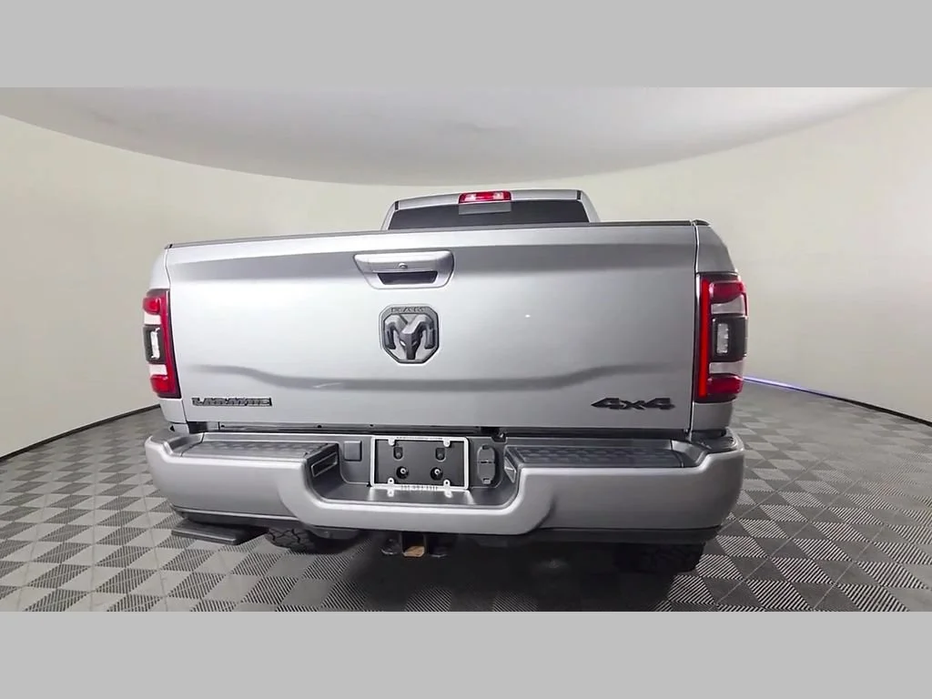 Used 2024 Billet Silver Metallic Clearcoat Ram Laramie image 44