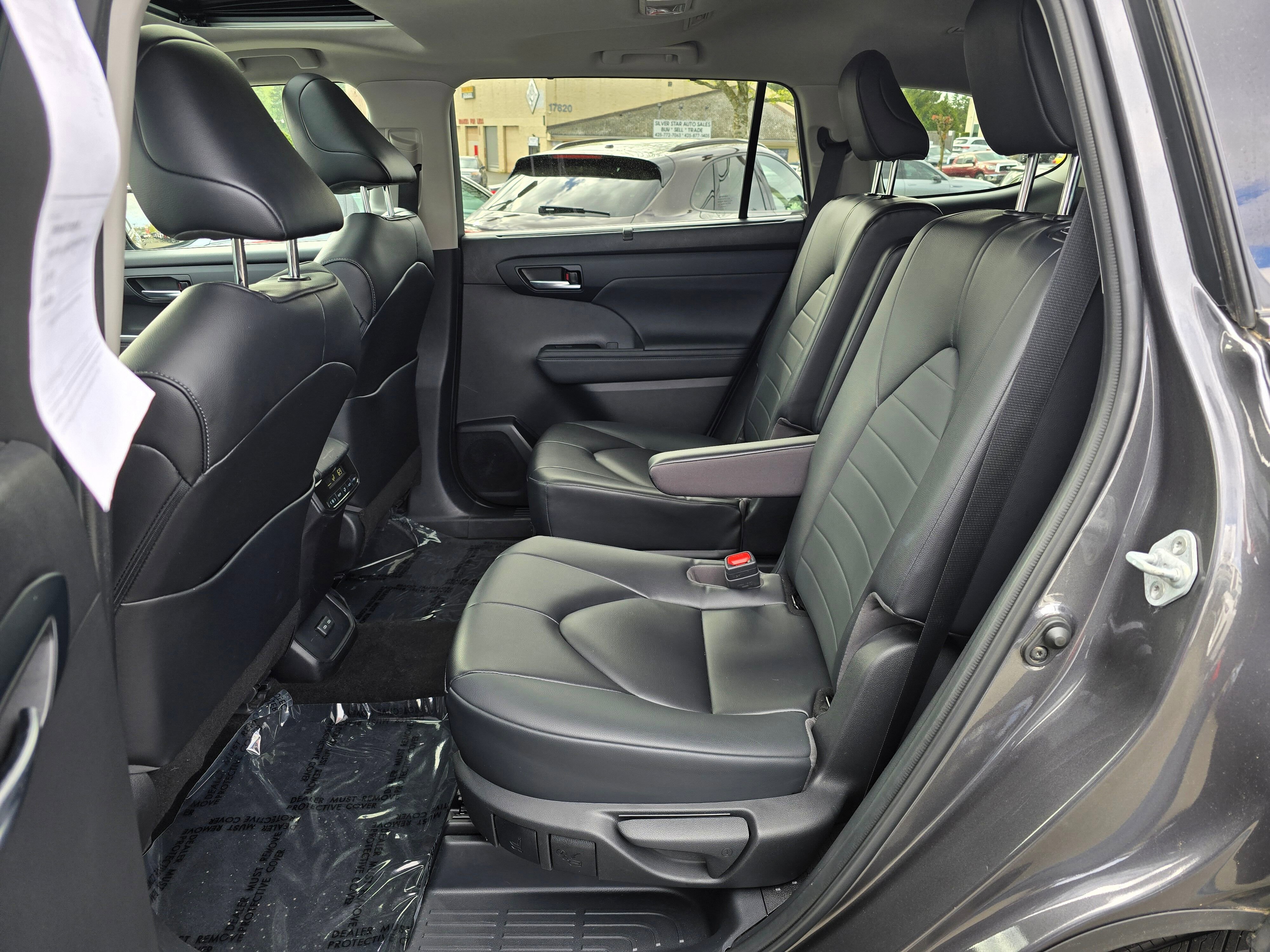 Used 2023  Toyota L image 16
