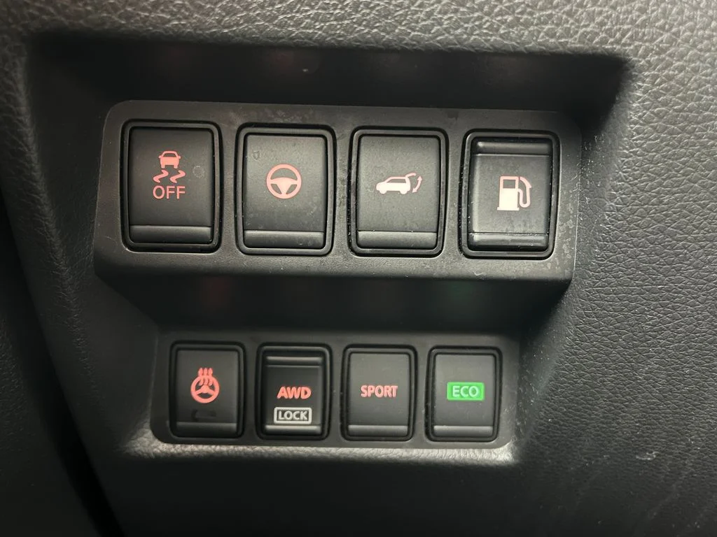 Used 2020 White Nissan SL image 17