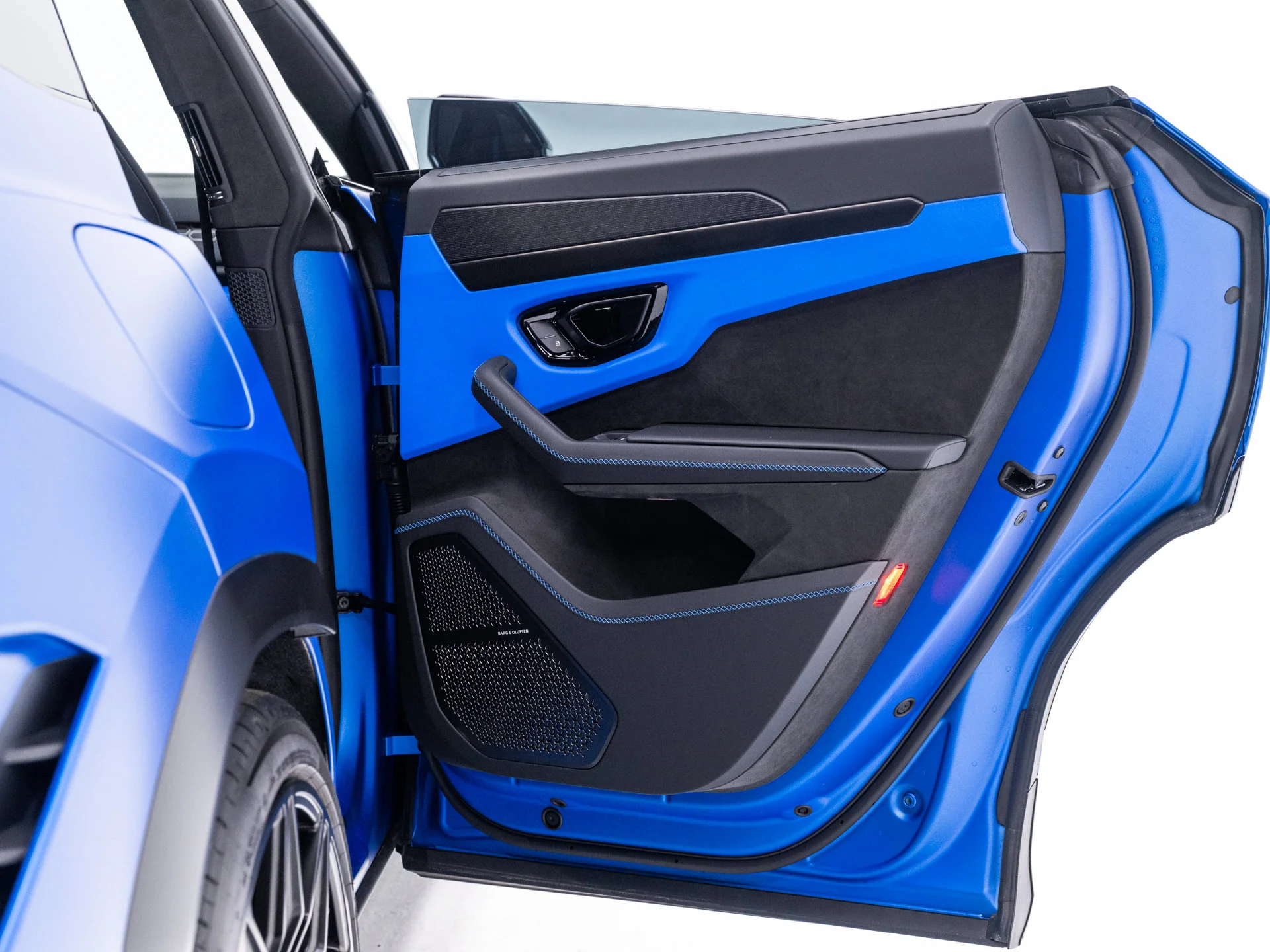 Used 2025 Blu Eleos Metallic Lamborghini SE image 73