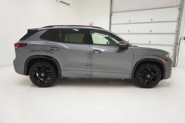 New 2026 Platinum Gray Metallic Volkswagen 2.0T SE R-Line Black image 4