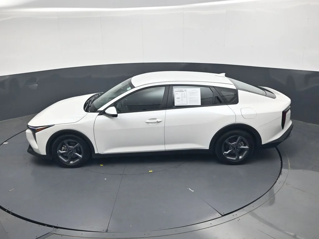 Used 2025 White Kia LXS image 29