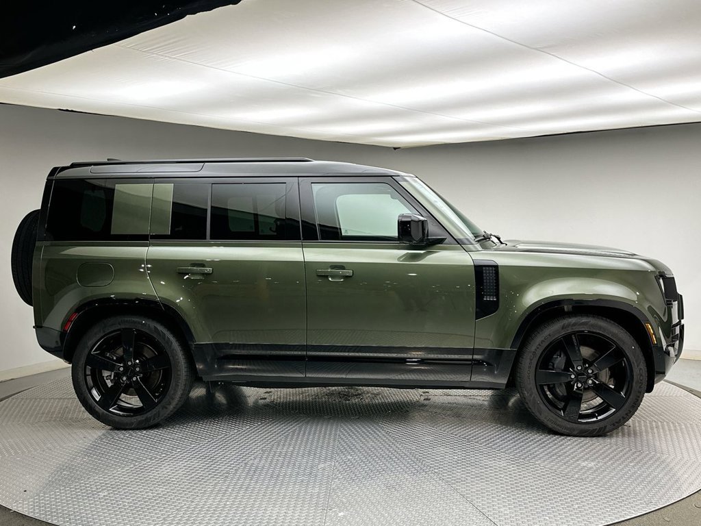 New 2026 Woolstone Green Land Rover X-Dynamic SE image 4