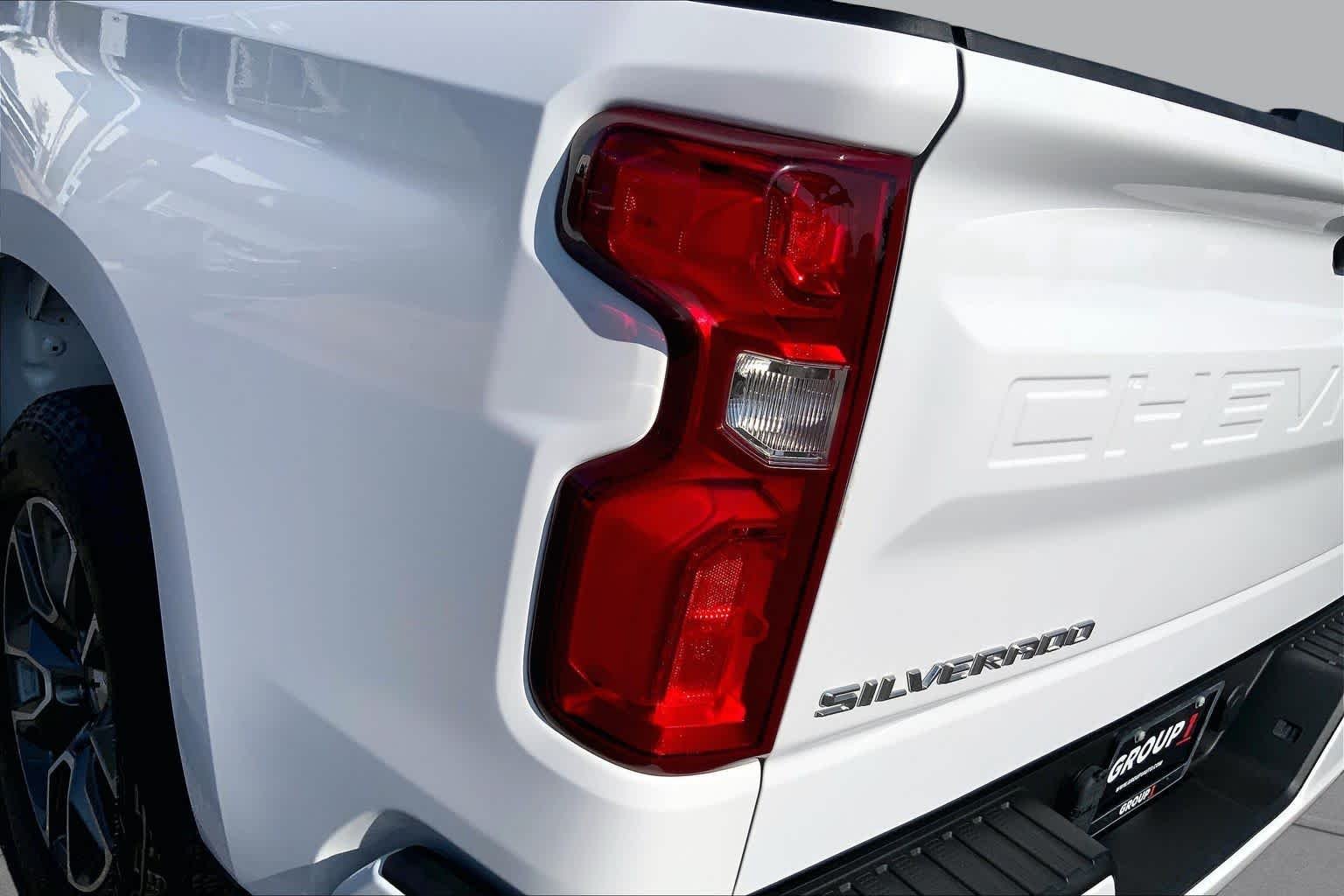 Used 2023 SUMMIT WHITE Chevrolet RST image 29