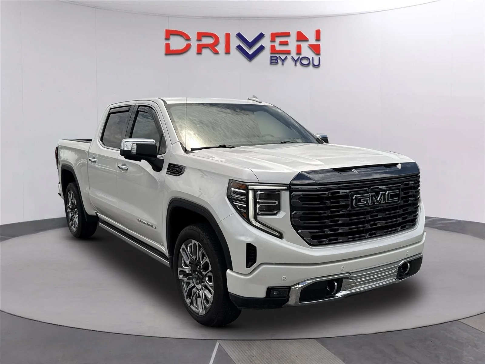 Used 2024 White Frost Tricoat GMC Denali Ultimate image 1