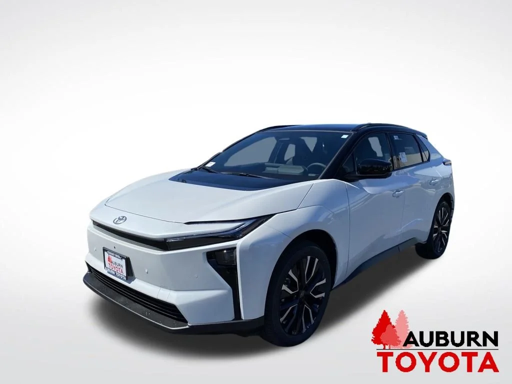 New 2026 Wind Chill Pearl with Midnight Black Metallic roof <sup>1</sup> Toyota  Limited image 3