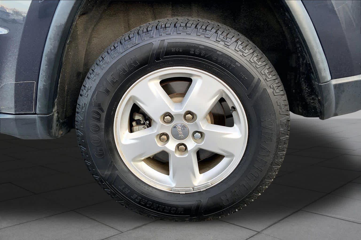 Used 2012 Maximum Steel Metallic Jeep Laredo image 9