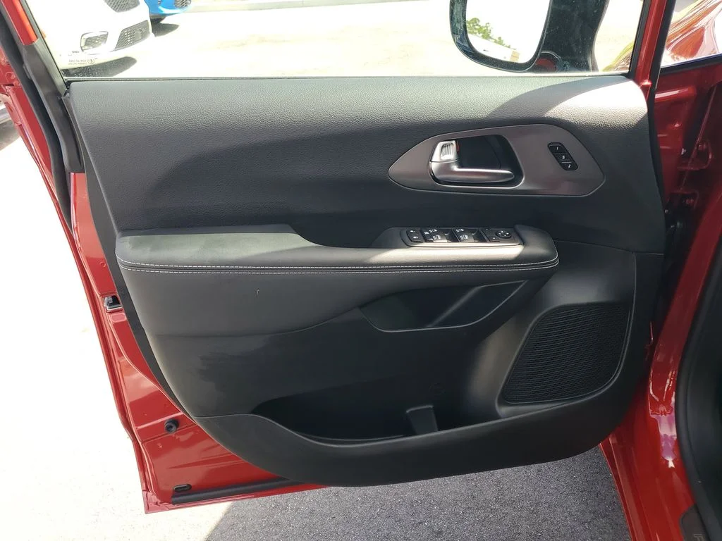 New 2025 Red Hot Pearl-Coat Exterior Paint Chrysler Select image 6