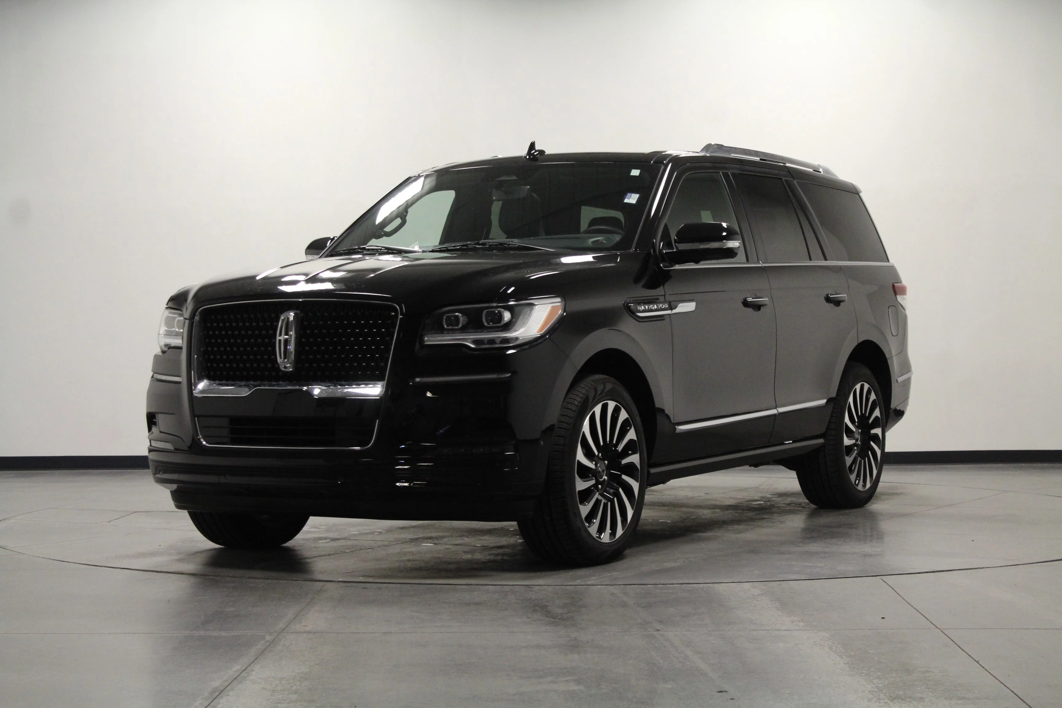 Used 2024 Infinite Black Metallic Clearcoat Lincoln Reserve image 8