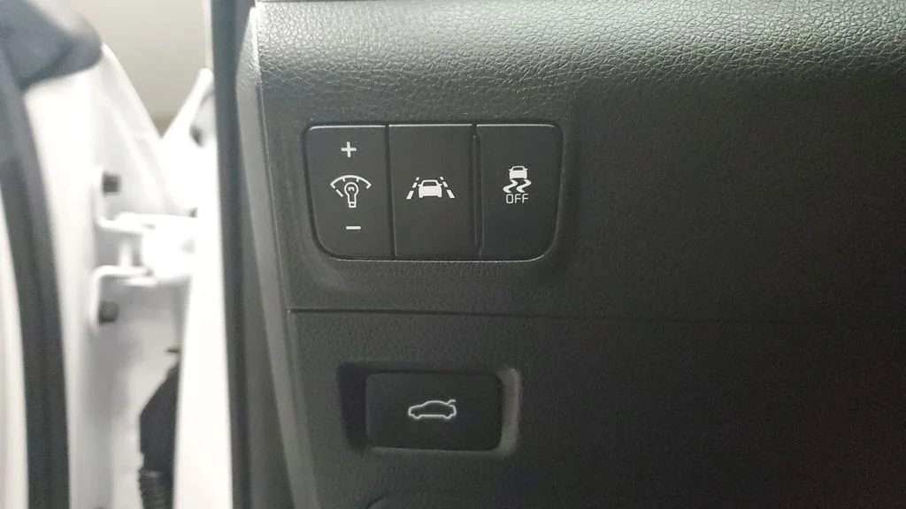 Used 2022 White Kia GT-Line image 24