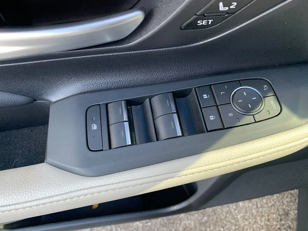 Used 2025  Toyota Platinum image 13
