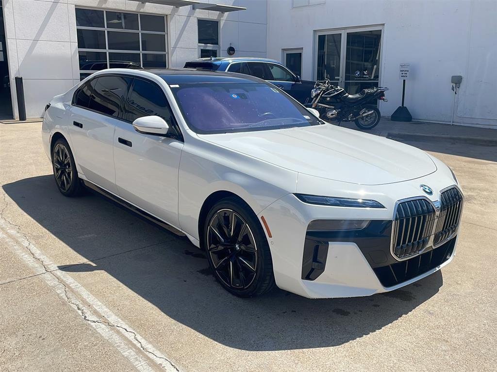 Certified Used 2023 Alpine White BMW xDrive60 image 4