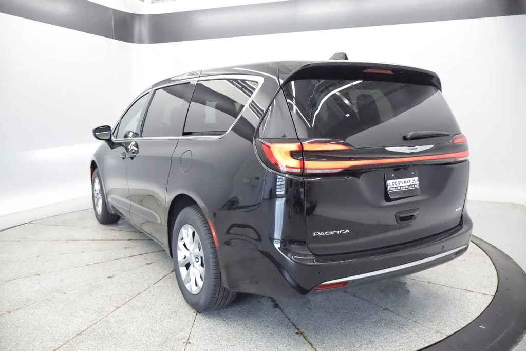 New 2026 Diamond Black Crystal Pearl-Coat Exterior Paint Chrysler Select image 9