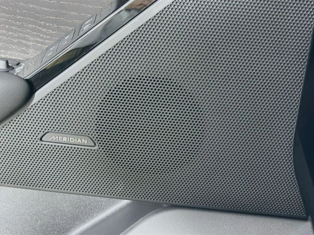 New 2026 Santorini Black Land Rover Belgravia Edition image 19