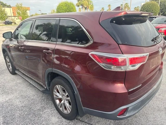 Used 2015 Red Toyota  image 6