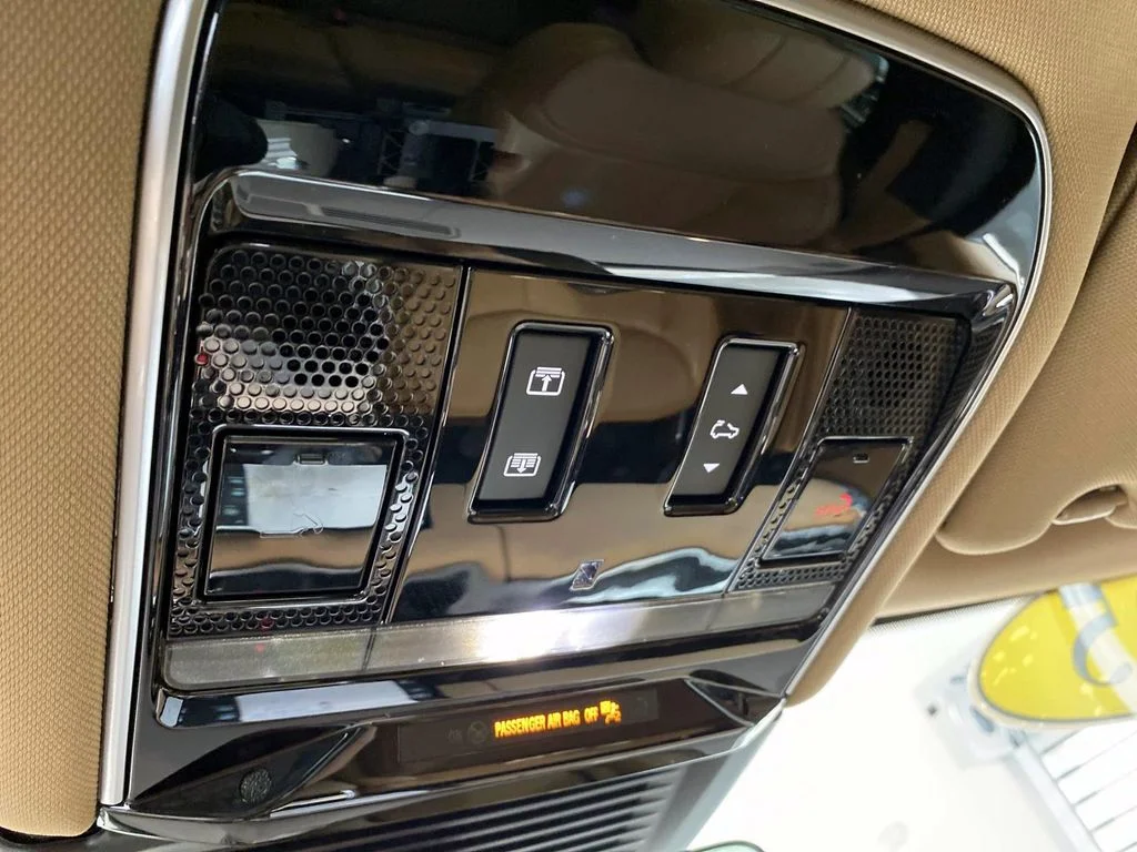 Used 2025  Land Rover SE image 37