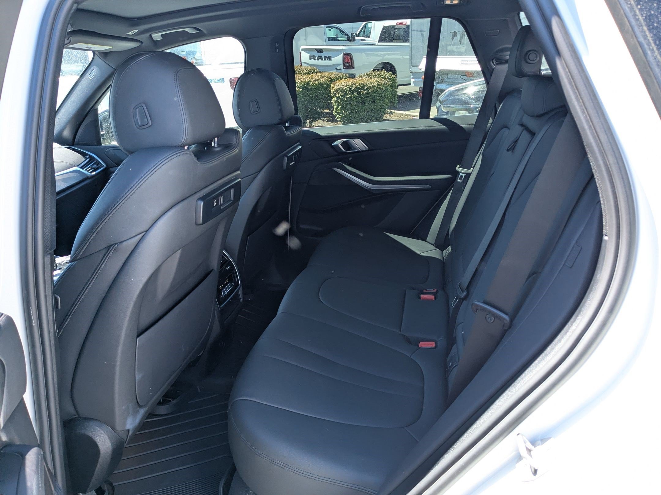 Used 2022 Alpine White BMW xDrive40i image 27