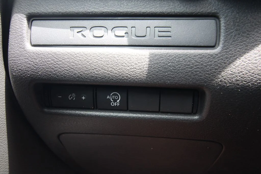 Used 2023 White Nissan S image 20