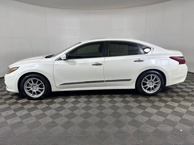Used 2018 White Nissan 2.5 SL image 7