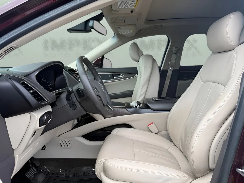 Used 2018 Red Lincoln Reserve image 12