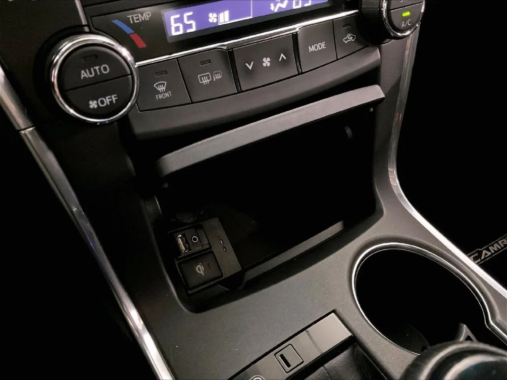 Used 2016 Blue Toyota XSE V6 image 36