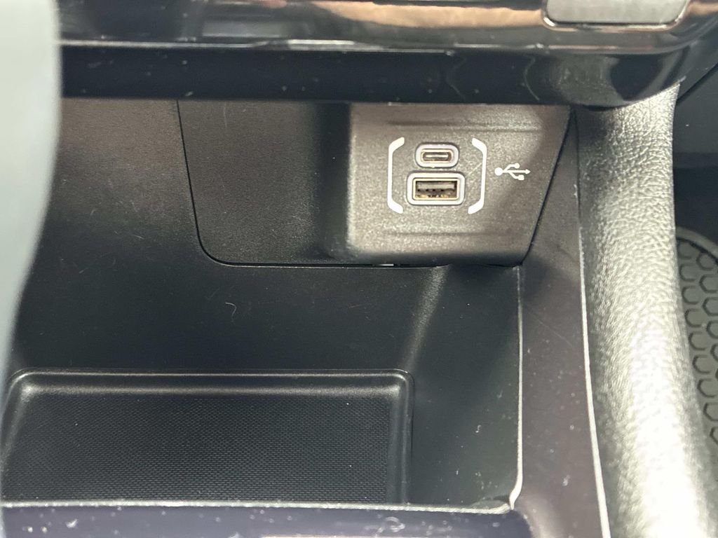 Used 2022 White Jeep Latitude image 31