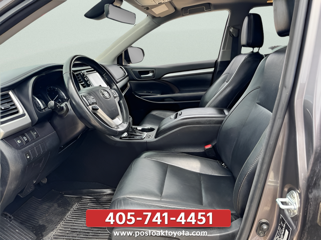 Used 2018 Gray Toyota XLE image 25