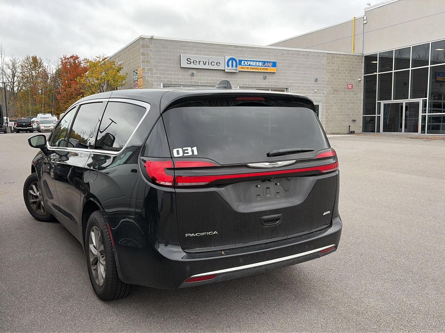 Used 2026 Diamond Black Crystal Pearlcoat Chrysler Select image 3
