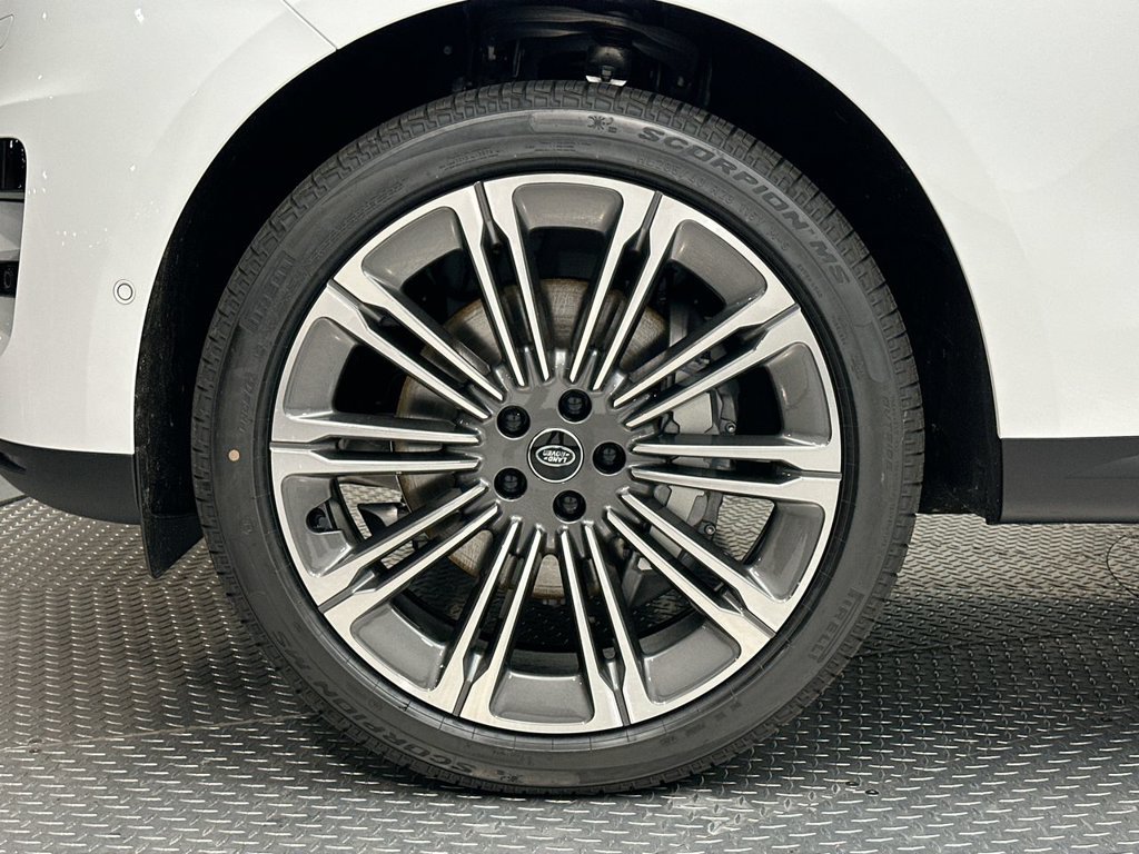 Used 2025 Fuji White Land Rover SE image 3