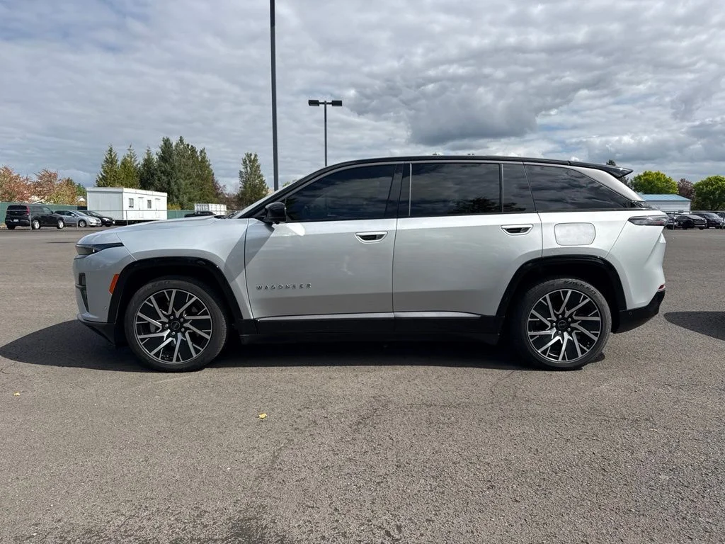 Used 2025 Silver Zynith Clearcoat Jeep Limited image 4